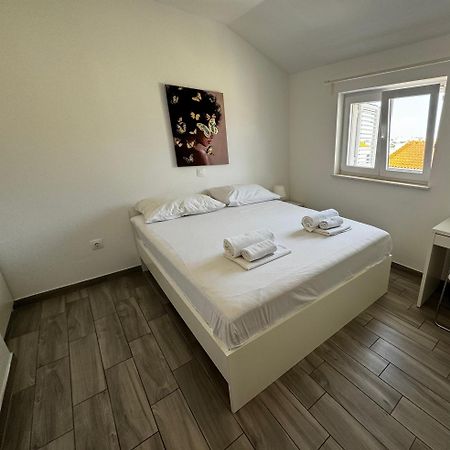 Apartments Frado Novalja Eksteriør bilde