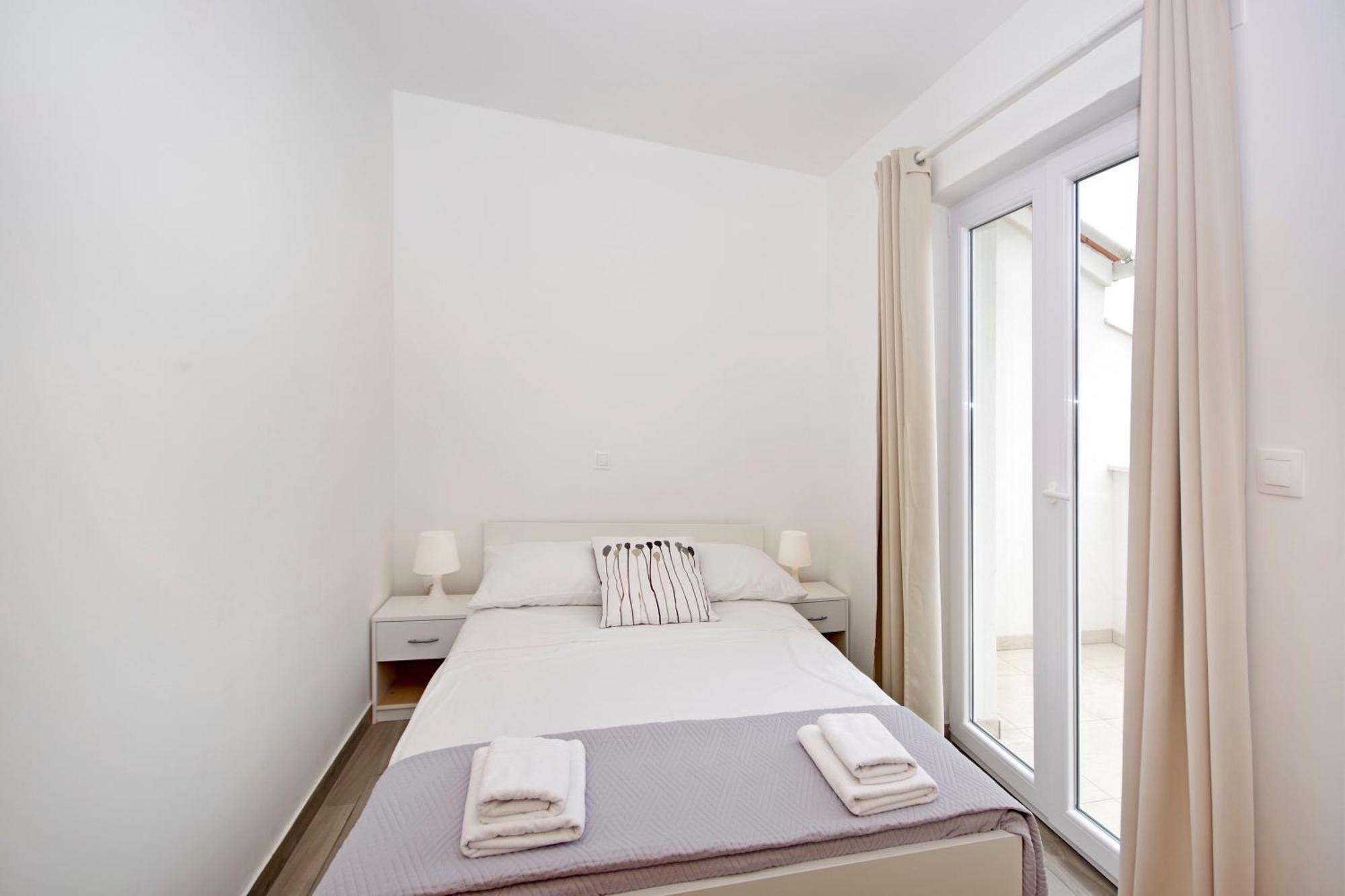 Apartments Frado Novalja Eksteriør bilde