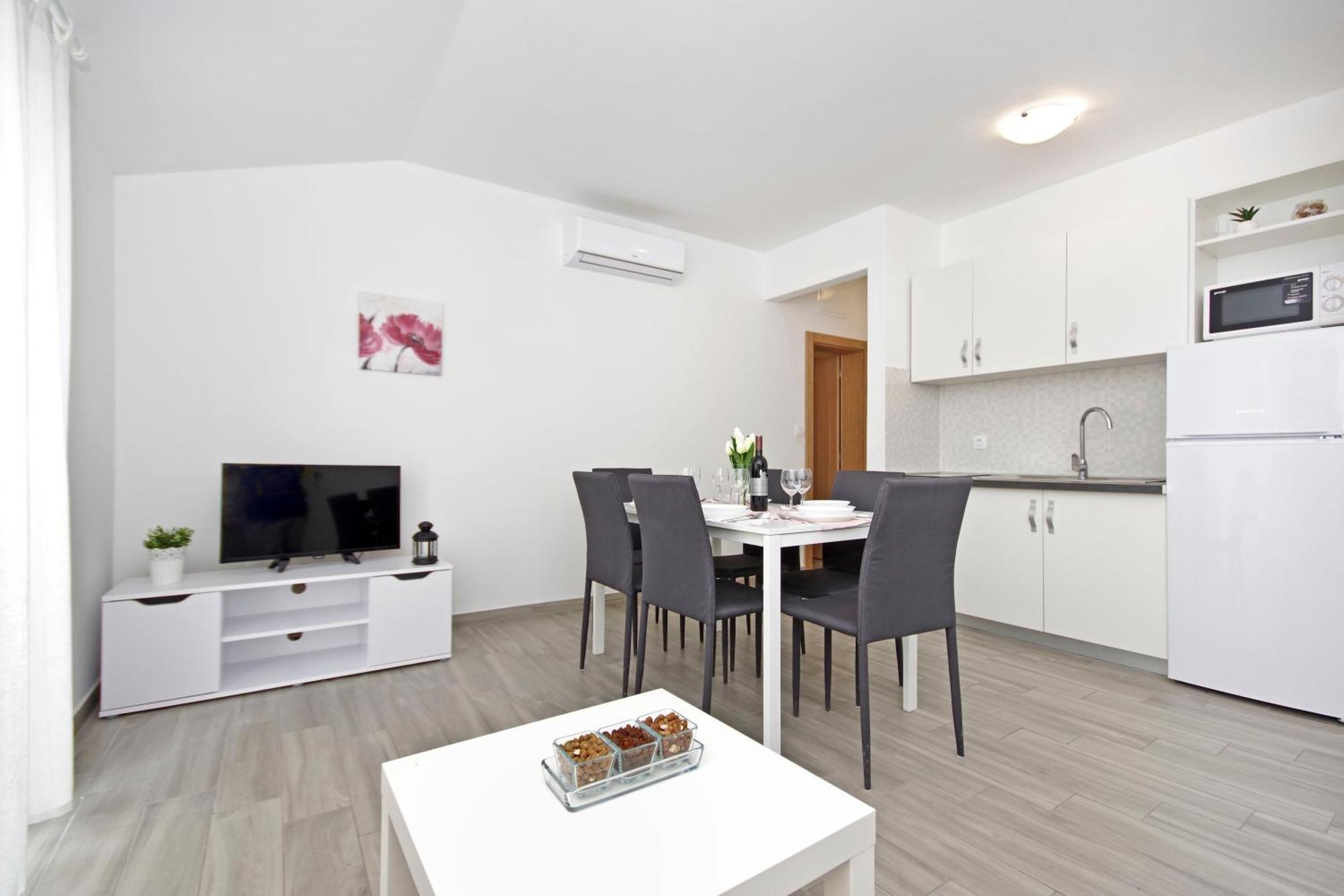 Apartments Frado Novalja Eksteriør bilde